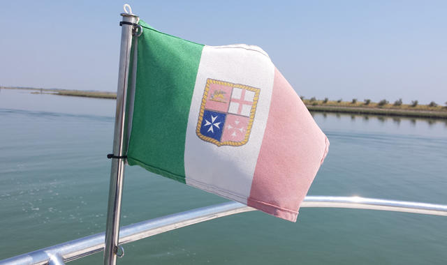 Italienische Flagge am Bug des Bootes