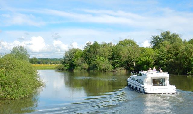 Leboat Bootfahren Franche Comte kurviger Flusslauf